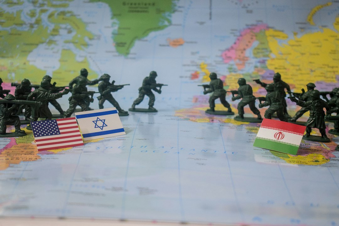 Drapeaux et figurines illustrant les tensions et le dialogue entre les États-Unis et l’Iran