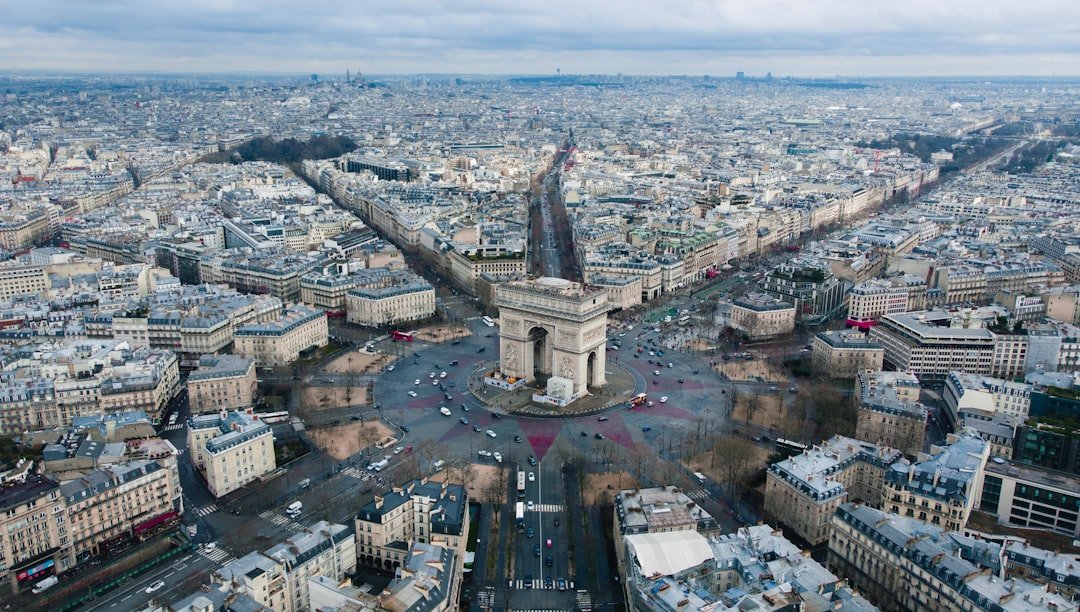 France : le gouvernement abaisse sa prévision de croissance et reconnaît qu’il manquera son objectif de déficit