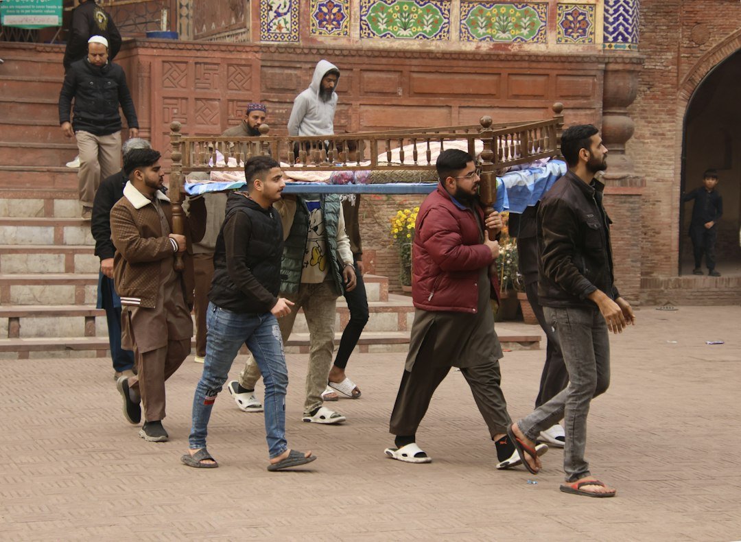 Rassemblement de personnes près d’une mosquée historique à Lahore au Pakistan