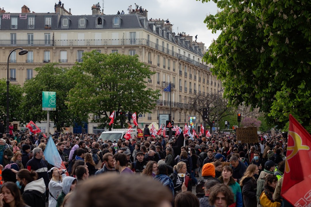 Présidentielle française : Washington exclut les organisations françaises d’un programme de subventions