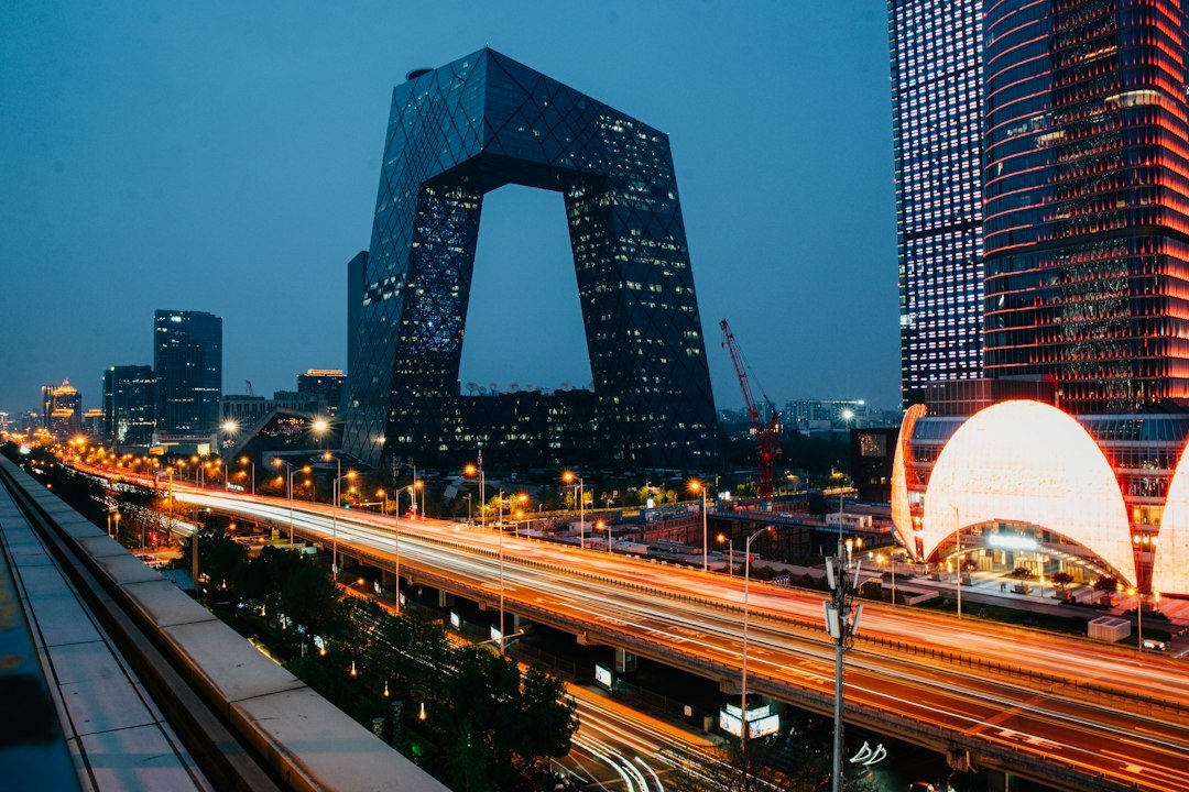 Quartier moderne de Pékin illustrant les investissements asiatiques dans l’intelligence artificielle