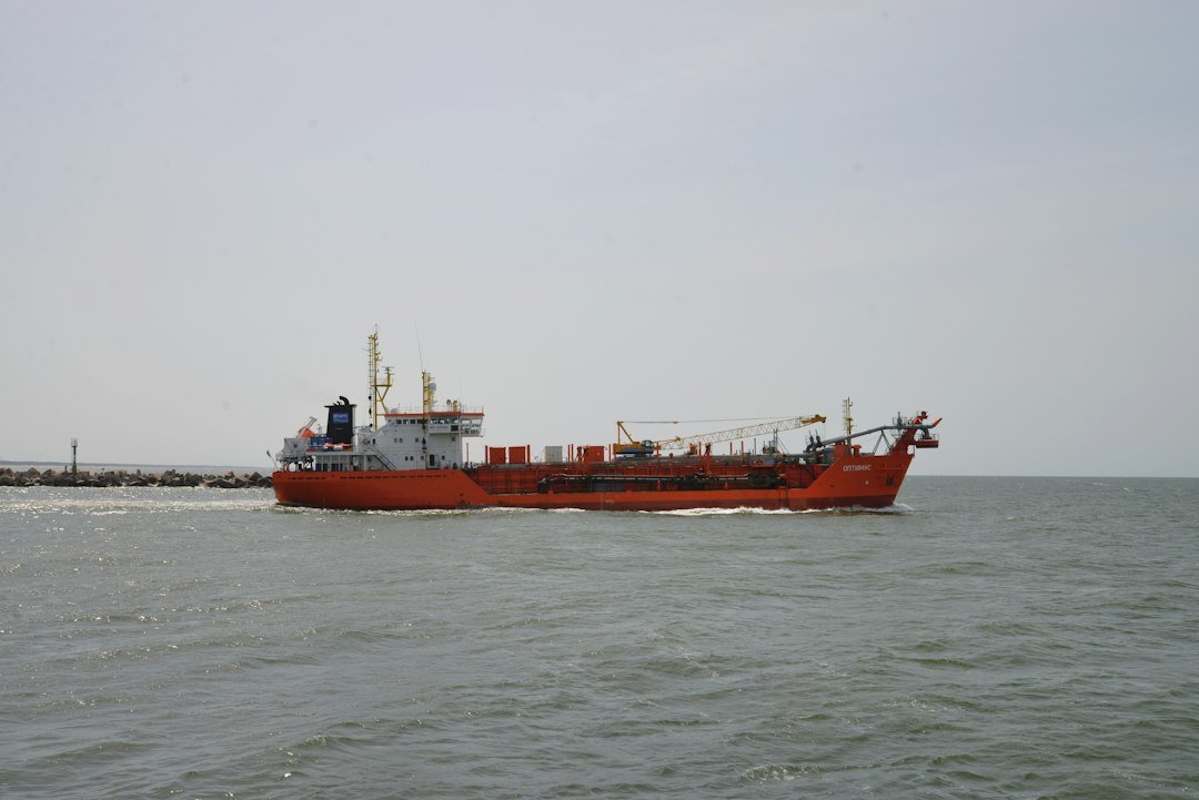 Grand navire marchand rouge et blanc en mer