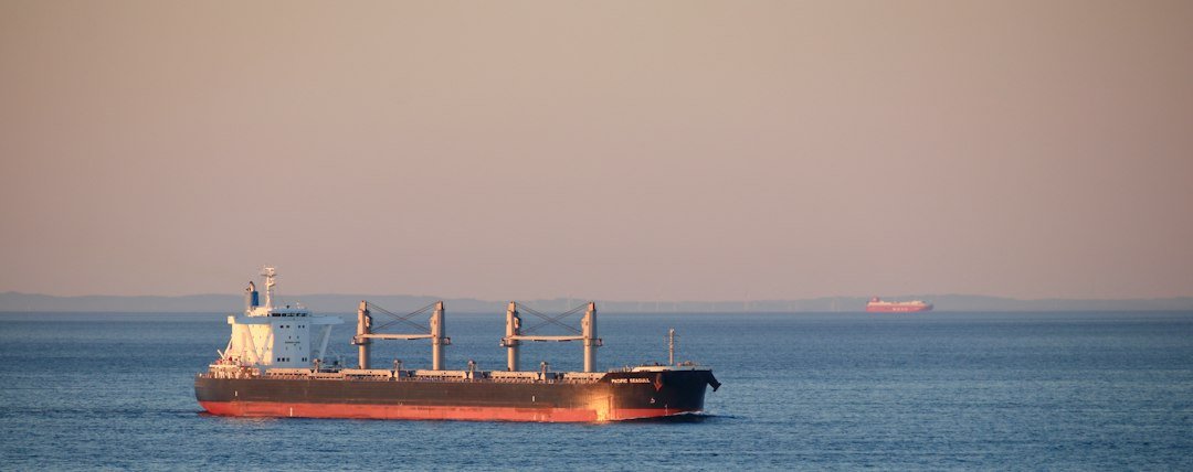 Grand navire pétrolier naviguant en mer