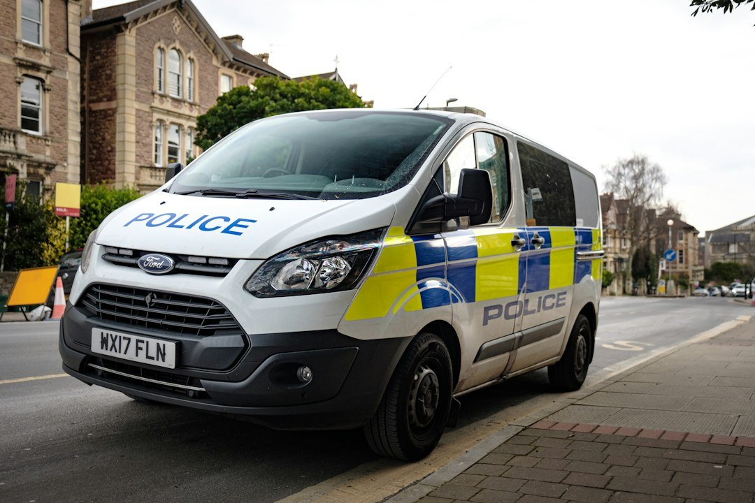 Véhicule de police britannique illustrant une opération contre le crime organisé