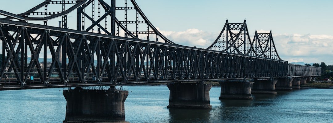 Pont routier franchissant un fleuve, illustration du nouveau lien Russie-Corée du Nord