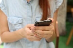 Australie : Tim Cook salue les restrictions imposées aux réseaux sociaux pour protéger les mineurs