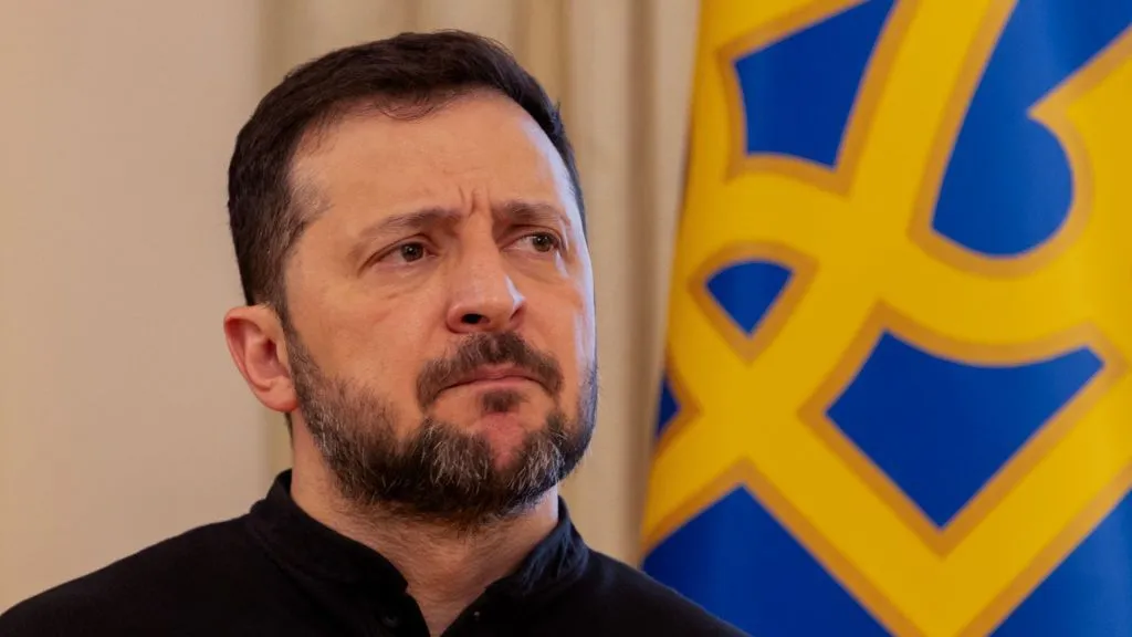 Zelensky exhorte les compagnies aériennes à éviter l&rsquo;espace aérien russe alors que l&rsquo;Ukraine intensifie ses opérations de drones