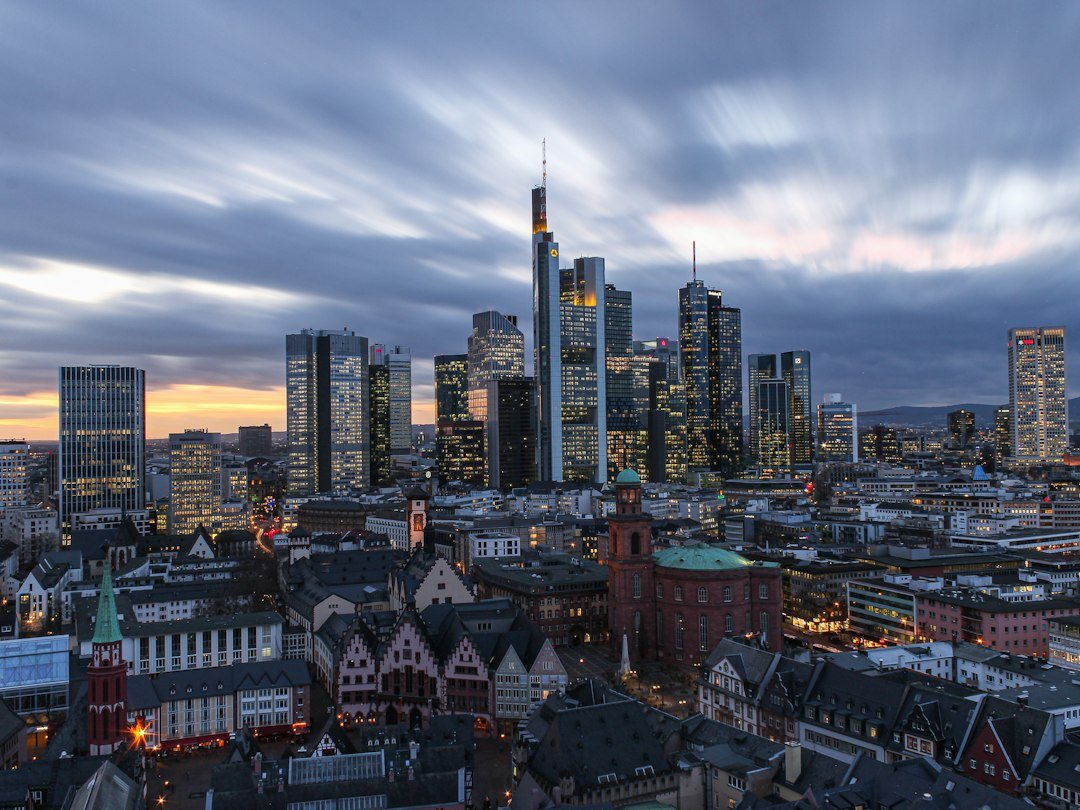 Quartier financier de Francfort illustrant les perspectives de l’économie allemande
