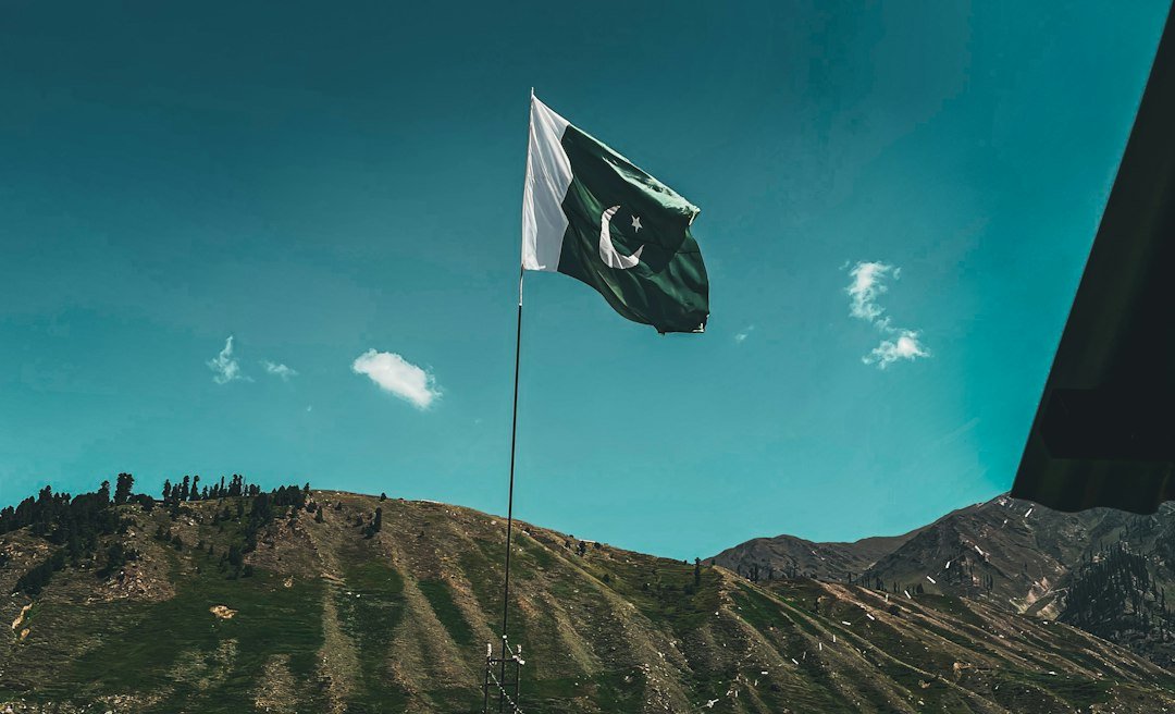 Drapeau pakistanais illustrant l’incident frontalier avec l’Inde au Pendjab