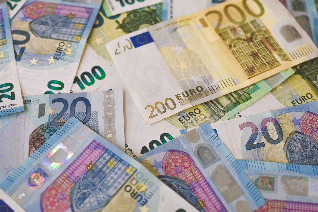 Billets en euros illustrant la baisse de la monnaie face au dollar