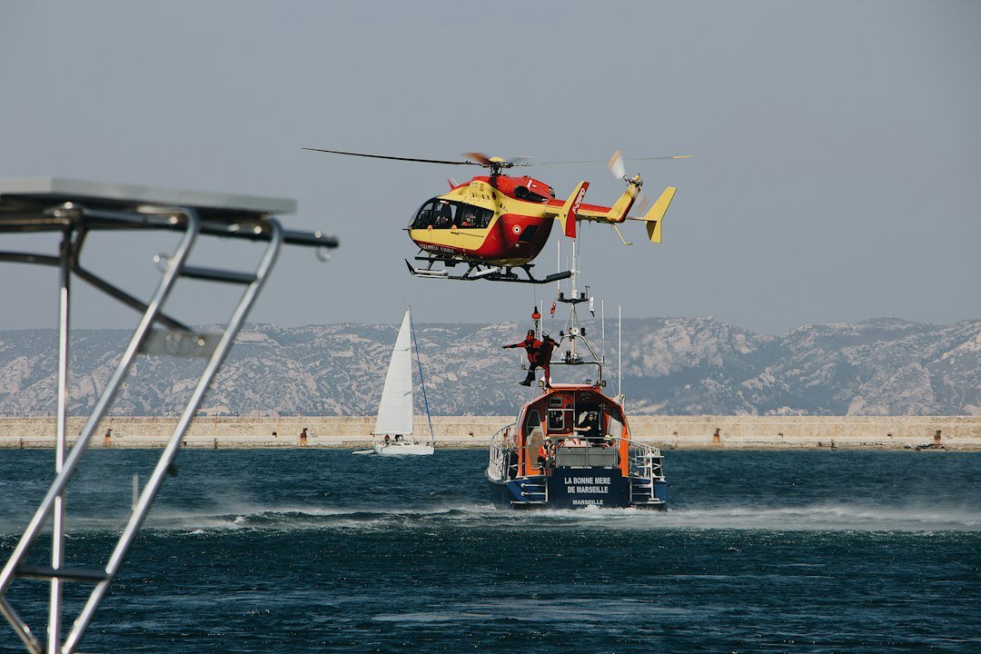 Hélicoptère de secours survolant la mer lors d’une opération de recherche