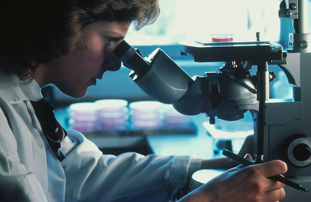 Scientifique observant des cellules au microscope dans un laboratoire de recherche médicale