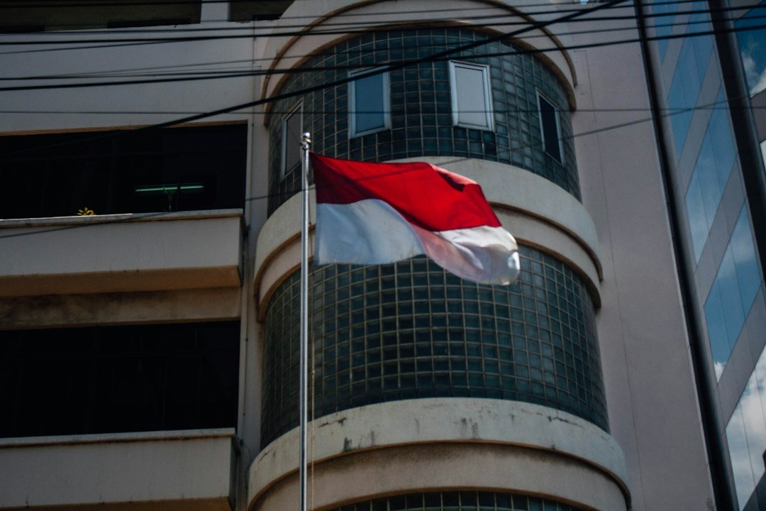 Drapeau rouge et blanc indonésien devant un bâtiment officiel