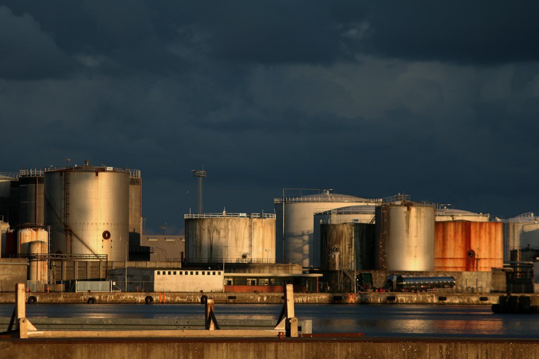Installations de stockage pétrolier illustrant la décision énergétique du G7