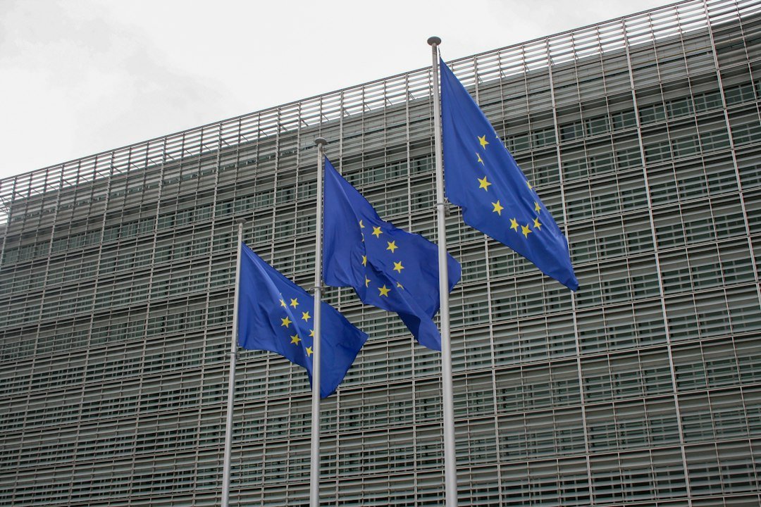 Drapeaux de l’Union européenne à Bruxelles illustrant les enjeux de sécurité